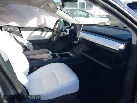 2021 Tesla Model Y Long Range with VIN 5YJYGDEE0MF228744, listed as a IAAI auction lot 41410731 with 32,371 mi miles. Bid and sale history available at carsss.com. Image 5.