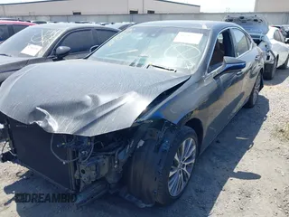 2021 Lexus ES 300h z VIN 58ADA1C11MU009897, wystawiony jako IAAI lot #42131776 z przebiegiem 28 460 mil mil oraz . Historia ofert i sprzedaży dostępna na DreamBid. Obrazek 2.