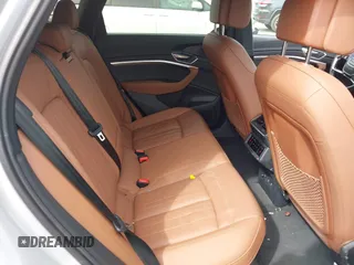 2022 Audi e-tron Premium z VIN WA1AAAGE3NB033122, wystawiony jako IAAI lot #42081343 z przebiegiem 36 171 mil mil oraz . Historia ofert i sprzedaży dostępna na DreamBid. Obrazek 8.