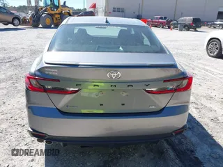 2025 Toyota Camry LE z VIN 4T1DAACK2SU566377, wystawiony jako IAAI lot #41818582 z przebiegiem 1 950 mil mil oraz . Historia ofert i sprzedaży dostępna na DreamBid. Obrazek 16.