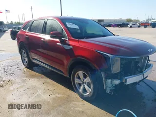 2024 Kia Sorento LX z VIN 5XYRG4JC3RG257311, wystawiony jako IAAI lot #41830237 z przebiegiem 52 378 mil mil oraz . Historia ofert i sprzedaży dostępna na DreamBid. Obrazek 1.