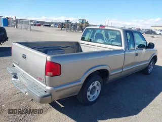 1998 GMC Sonoma SLS with VIN 1GTCS1947WK513245, listed as a IAAI auction lot 41523714 with 158,697 mi miles. Bid and sale history available at carsss.com. Image 4.