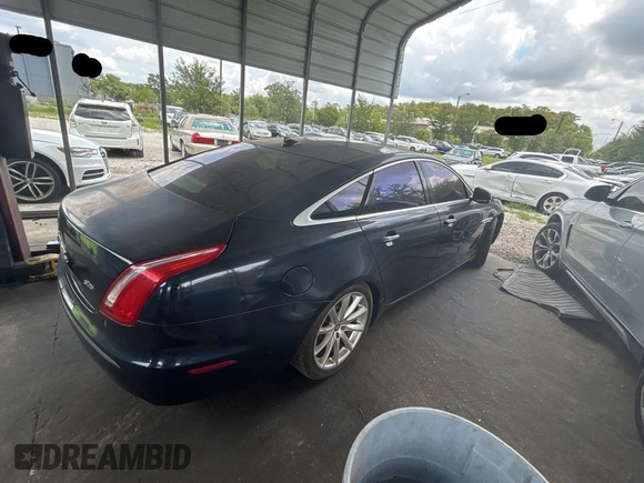 2013 Jaguar XJ z VIN SAJWA1C73D8V44829, wystawiony jako Copart lot #59194045 z przebiegiem 87 083 mil mil oraz Czysty tytuł • Clean title. Historia ofert i sprzedaży dostępna na DreamBid. Obrazek 4.