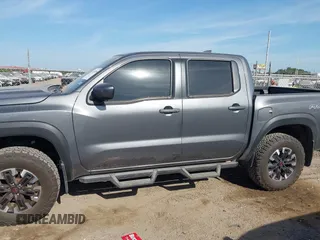 2023 Nissan Frontier Pro-4X z VIN 1N6ED1EK0PN670619, wystawiony jako IAAI lot #42044366 z przebiegiem 26 475 mil mil oraz . Historia ofert i sprzedaży dostępna na DreamBid. Obrazek 14.
