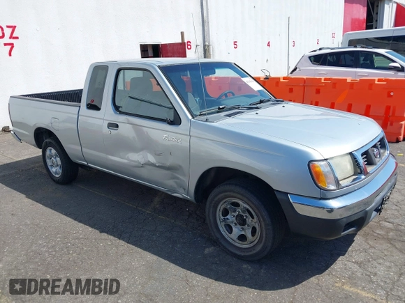 2000 Nissan Frontier XE z VIN 1N6DD26S2YC426161, wystawiony jako IAAI lot #42143414 z przebiegiem 206 698 mil mil oraz . Historia ofert i sprzedaży dostępna na DreamBid. Obrazek 1.