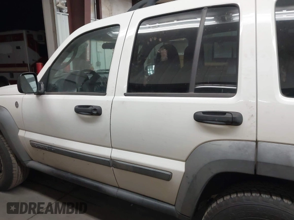 2007 Jeep Liberty Sport with VIN 1J4GL48KX7W686326, listed as a IAAI auction lot 42025033 with 196,021 mi miles. Bid and sale history available at carsss.com. Image 14.