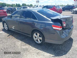 2011 Toyota Camry LE z VIN 4T1BF3EK7BU197078, wystawiony jako IAAI lot #42388549 z przebiegiem 250 873 mil mil oraz . Historia ofert i sprzedaży dostępna na DreamBid. Obrazek 3.
