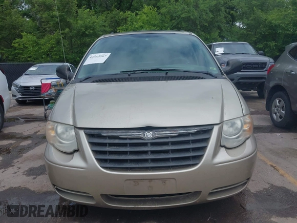 2005 Chrysler Town & Country Touring z VIN 2C8GP54L25R491310, wystawiony jako IAAI lot #42363567 z przebiegiem 203 608 mil mil oraz . Historia ofert i sprzedaży dostępna na DreamBid. Obrazek 6.