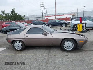 1983 Porsche 928 z VIN WP0JB0928DS860094, wystawiony jako IAAI lot #42106022 z przebiegiem 121 873 mil mil oraz . Historia ofert i sprzedaży dostępna na DreamBid. Obrazek 14.
