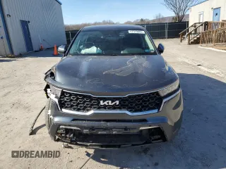 2022 Kia Sorento LX z VIN 5XYRGDLC3NG159872, wystawiony jako Copart lot #47370805 z przebiegiem 21 328 mil mil oraz Szkoda całkowita • Salvage title. Historia ofert i sprzedaży dostępna na DreamBid. Obrazek 5.