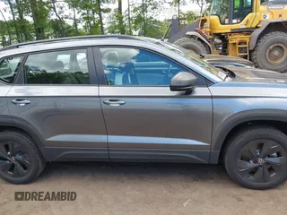 2025 Volkswagen Taos z VIN 3VV5C7B23SM012634, wystawiony jako IAAI lot #42342616 z przebiegiem 4381 mil mil oraz . Historia ofert i sprzedaży dostępna na DreamBid. Obrazek 14.