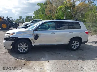2011 Toyota Highlander with VIN 5TDZK3EH0BS036157, listed as a IAAI auction lot 41589348 with 182,005 mi miles. Bid and sale history available at carsss.com. Image 14.