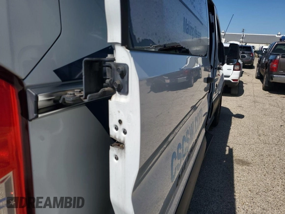 2016 Ford Transit Cargo z VIN 1FTYE1YM3GKB18575, wystawiony jako IAAI lot #42734024 z przebiegiem 186 138 mil mil oraz . Historia ofert i sprzedaży dostępna na DreamBid. Obrazek 14.