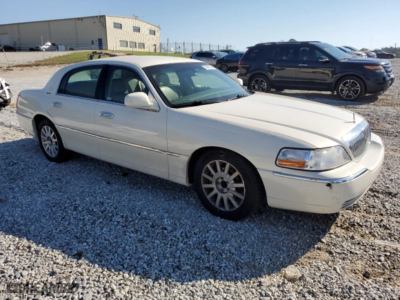 2007 Lincoln Town Car Signature with VIN 1LNHM81V37Y639707, listed as a Copart auction lot 74550744 with 232,903 mi miles and Salvage Title. Bid and sale history available at carsss.com. Image 4.