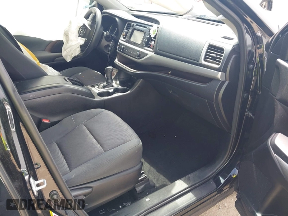 2018 Toyota Highlander LE z VIN 5TDBZRFH7JS889068, wystawiony jako IAAI lot #42220960 z przebiegiem 139 106 mil mil oraz . Historia ofert i sprzedaży dostępna na DreamBid. Obrazek 5.