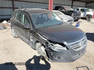2011 Volkswagen Tiguan S z VIN WVGAV7AX9BW503628, wystawiony jako IAAI lot #41865959 z przebiegiem 121 863 mil mil oraz . Historia ofert i sprzedaży dostępna na DreamBid. Obrazek 1.