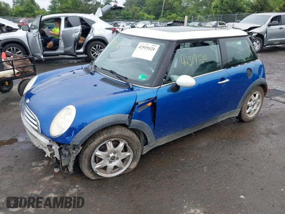 2006 MINI Hardtop with VIN WMWRC33516TK18735, listed as a IAAI auction lot 42519124 with 135,976 mi miles and . Bid and sale history available at DreamBid. Image 18.