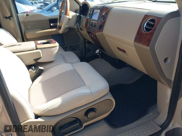 2005 Ford F-150 XLT z VIN 1FTRW12W45KC33940, wystawiony jako IAAI lot #42582396 z przebiegiem 233 217 mil mil oraz . Historia ofert i sprzedaży dostępna na DreamBid. Obrazek 5.