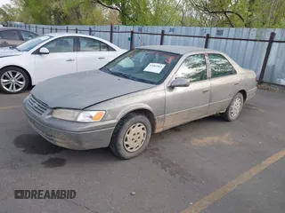 1998 Toyota Camry LE z VIN JT2BG22K8W0144508, wystawiony jako IAAI lot #42083963 z przebiegiem 222 776 mil mil oraz . Historia ofert i sprzedaży dostępna na DreamBid. Obrazek 2.