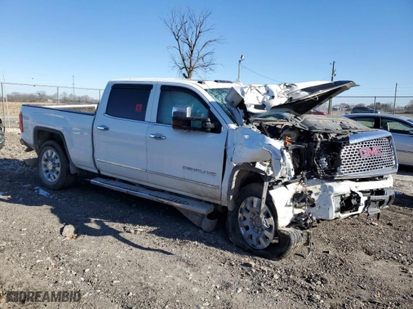 2015 GMC Sierra 2500HD Denali with VIN 1GT120E82FF597607, listed as a Copart auction lot 82844954 with 0 mi miles and Salvage Title. Bid and sale history available at carsss.com. Image 4.