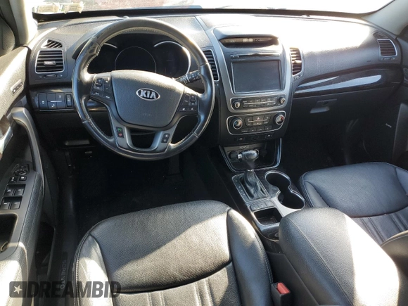 2014 Kia Sorento SX z VIN 5XYKWDA77EG522815, wystawiony jako Copart lot #56061415 z przebiegiem Nie podano mil oraz Czysty tytuł • Clean title. Historia ofert i sprzedaży dostępna na DreamBid. Obrazek 8.