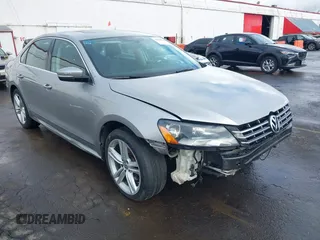 2013 Volkswagen Passat SE z VIN 1VWBN7A33DC080102, wystawiony jako IAAI lot #41578664 z przebiegiem 94 833 mil mil oraz . Historia ofert i sprzedaży dostępna na DreamBid. Obrazek 1.