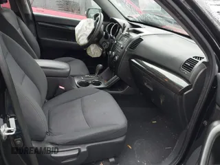 2013 Kia Sorento LX z VIN 5XYKT3A69DG354992, wystawiony jako IAAI lot #41538447 z przebiegiem 178 027 mil mil oraz . Historia ofert i sprzedaży dostępna na DreamBid. Obrazek 5.