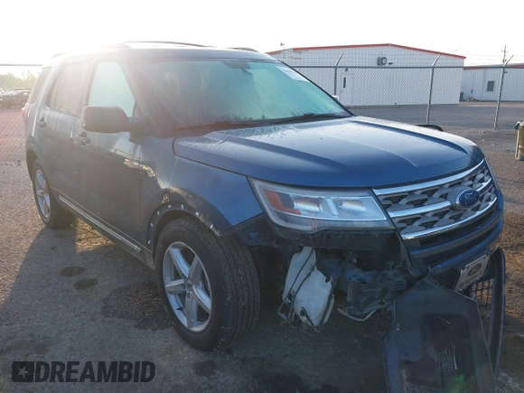 2018 Ford Explorer XLT z VIN 1FM5K7D85JGA11962, wystawiony jako IAAI lot #42049582 z przebiegiem 104 411 mil mil oraz . Historia ofert i sprzedaży dostępna na DreamBid. Obrazek 1.