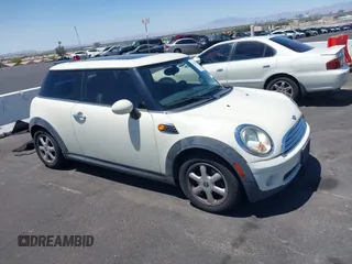2007 MINI Hardtop z VIN WMWMF33567TU62285, wystawiony jako IAAI lot #42517575 z przebiegiem 137 542 mil mil oraz . Historia ofert i sprzedaży dostępna na DreamBid. Obrazek 1.