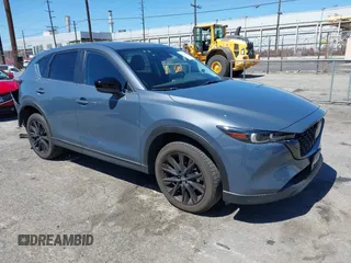 2023 Mazda CX-5 S Carbon Edition z VIN JM3KFBCM9P0215041, wystawiony jako IAAI lot #41870462 z przebiegiem 9081 mil mil oraz . Historia ofert i sprzedaży dostępna na DreamBid. Obrazek 1.