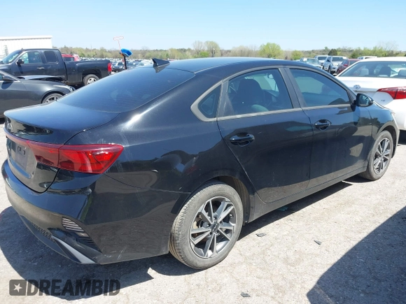 2022 Kia Forte LXS z VIN 3KPF24AD6NE469430, wystawiony jako IAAI lot #41969366 z przebiegiem 100 526 mil mil oraz . Historia ofert i sprzedaży dostępna na DreamBid. Obrazek 4.