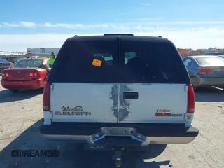 1996 GMC Suburban with VIN 1GDEC16R8TJ738647, listed as a IAAI auction lot 41688543 with 216,078 mi miles. Bid and sale history available at carsss.com. Image 17.