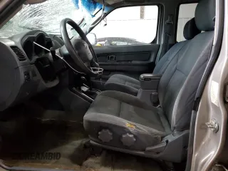 2004 Nissan Frontier XE z VIN 1N6ED29Y64C419454, wystawiony jako Copart lot #56629355 z przebiegiem 214 296 mil mil oraz Szkoda całkowita • Salvage title. Historia ofert i sprzedaży dostępna na DreamBid. Obrazek 7.
