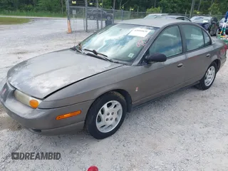 2000 Saturn SL z VIN 1G8ZK527XYZ121984, wystawiony jako IAAI lot #42099839 z przebiegiem 174 210 mil mil oraz . Historia ofert i sprzedaży dostępna na DreamBid. Obrazek 2.
