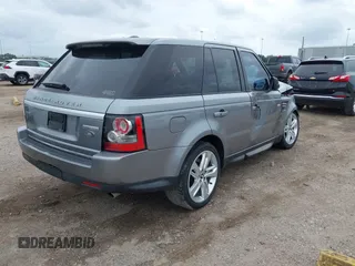 2013 Land Rover Range Rover Sport HSE Lux z VIN SALSK2D4XDA806027, wystawiony jako IAAI lot #42123248 z przebiegiem 141 504 mil mil oraz . Historia ofert i sprzedaży dostępna na DreamBid. Obrazek 4.