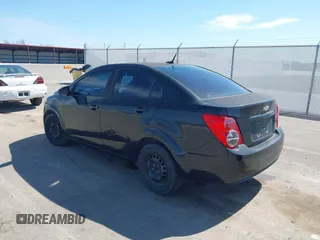 2013 Chevrolet Sonic LS z VIN 1G1JA5SH9D4165120, wystawiony jako IAAI lot #41815014 z przebiegiem 130 250 mil mil oraz . Historia ofert i sprzedaży dostępna na DreamBid. Obrazek 3.