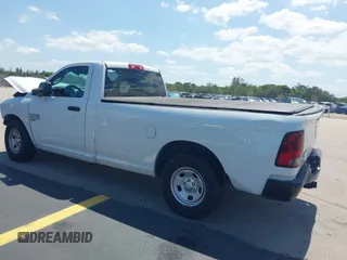 2022 Ram 1500 Tradesman z VIN 3C6JR6DG1NG300872, wystawiony jako IAAI lot #42255745 z przebiegiem 30 727 mil mil oraz . Historia ofert i sprzedaży dostępna na DreamBid. Obrazek 3.