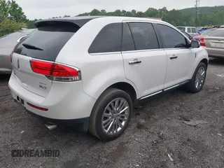 2013 Lincoln MKX z VIN 2LMDJ6JK9DBL27647, wystawiony jako IAAI lot #42140913 z przebiegiem 211 412 mil mil oraz . Historia ofert i sprzedaży dostępna na DreamBid. Obrazek 4.
