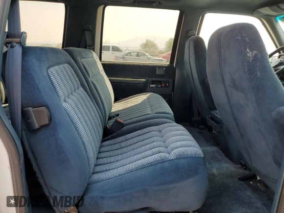 1994 Chevrolet Suburban z VIN 1GNGK26F1RJ444762, wystawiony jako Copart lot #86776674 z przebiegiem 354 375 mil mil oraz Szkoda całkowita • Salvage title. Historia ofert i sprzedaży dostępna na DreamBid. Obrazek 12.