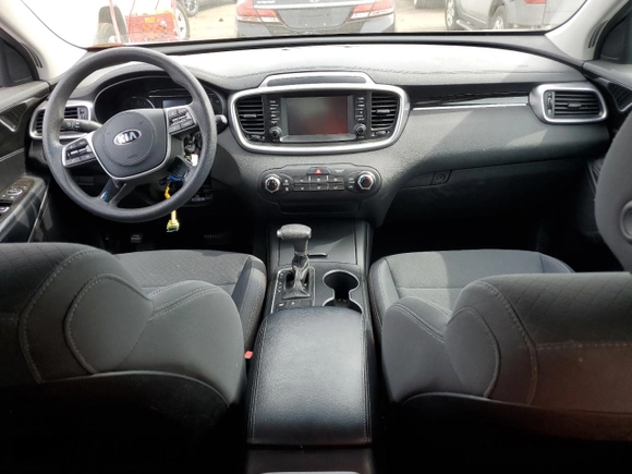 2019 Kia Sorento LX z VIN 5XYPGDA3XKG558803, wystawiony jako Copart lot #57885915 z przebiegiem 70 055 mil mil oraz Szkoda całkowita • Salvage title. Historia ofert i sprzedaży dostępna na DreamBid. Obrazek 8.