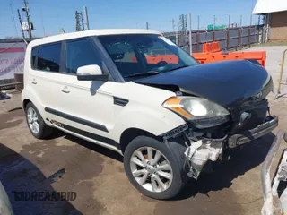 2013 Kia Soul + z VIN KNDJT2A66D7580541, wystawiony jako IAAI lot #41859151 z przebiegiem 150 633 mil mil oraz . Historia ofert i sprzedaży dostępna na DreamBid. Obrazek 1.