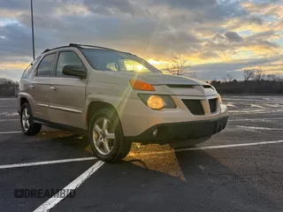 2002 Pontiac Aztek z VIN 3G7DB03E02S561022, wystawiony jako Copart lot #89014985 z przebiegiem 153 845 mil mil oraz Czysty tytuł • Clean title. Historia ofert i sprzedaży dostępna na DreamBid. Obrazek 1.