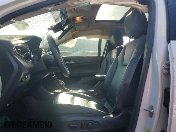 2022 Buick Encore GX Essence z VIN KL4MMFSL9NB064883, wystawiony jako Copart lot #52214935 z przebiegiem 37 255 mil mil oraz Czysty tytuł • Clean title. Historia ofert i sprzedaży dostępna na DreamBid. Obrazek 7.