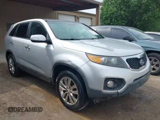 2011 Kia Sorento EX z VIN 5XYKU4A23BG021488, wystawiony jako IAAI lot #42134477 z przebiegiem 299 918 mil mil oraz . Historia ofert i sprzedaży dostępna na DreamBid. Obrazek 1.