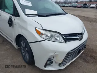 2018 Toyota Sienna XLE with VIN 5TDDZ3DC3JS197113, listed as a IAAI auction lot 41622680 with 70,308 mi miles. Bid and sale history available at carsss.com. Image 6.