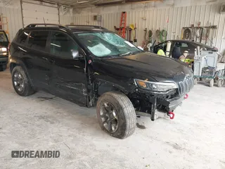 2019 Jeep Cherokee Trailhawk z VIN 1C4PJMBX5KD398170, wystawiony jako IAAI lot #42387969 z przebiegiem 82 396 mil mil oraz . Historia ofert i sprzedaży dostępna na DreamBid. Obrazek 1.