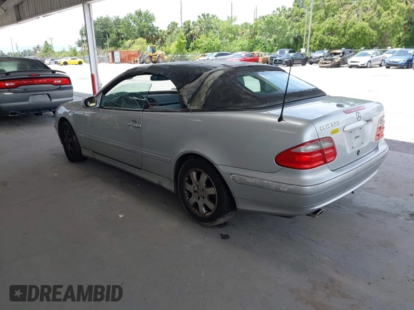 2001 Mercedes-Benz CLK 320/430 z VIN WDBLK65G51T083813, wystawiony jako IAAI lot #42412526 z przebiegiem 94 210 mil mil oraz . Historia ofert i sprzedaży dostępna na DreamBid. Obrazek 3.