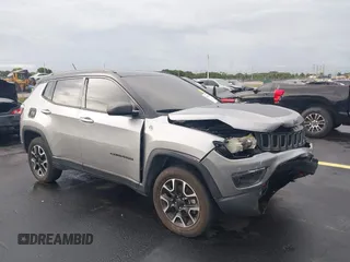 2019 Jeep Compass Trailhawk z VIN 3C4NJDDBXKT799944, wystawiony jako IAAI lot #42411854 z przebiegiem 113 013 mil mil oraz . Historia ofert i sprzedaży dostępna na DreamBid. Obrazek 1.