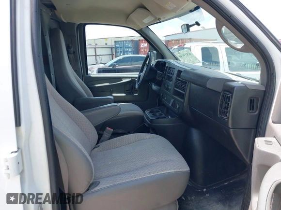 2015 GMC Savana Cargo z VIN 1GTW7FCF4F1906986, wystawiony jako IAAI lot #42433630 z przebiegiem 124 182 mil mil oraz . Historia ofert i sprzedaży dostępna na DreamBid. Obrazek 5.