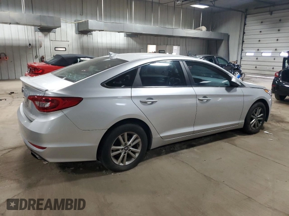 2017 Hyundai Sonata 2.4L z VIN 5NPE24AFXHH517525, wystawiony jako Copart lot #59857265 z przebiegiem 172 374 mil mil oraz Nie do naprawy • Non repairable. Historia ofert i sprzedaży dostępna na DreamBid. Obrazek 3.